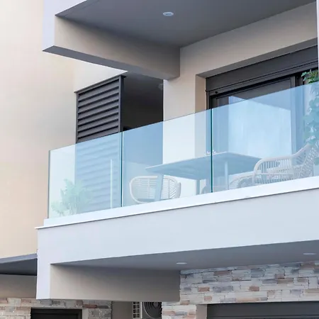 The Bee * ניקיאנה