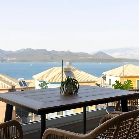 The Bee ניקיאנה